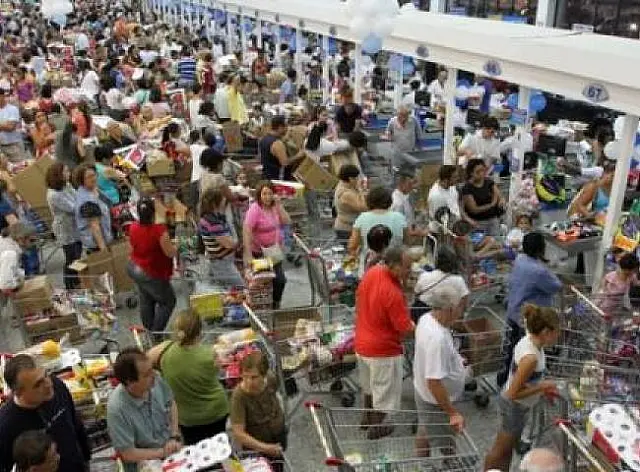 Supermercados devem cumprir lei e ter funcionários em todos os caixas em MS