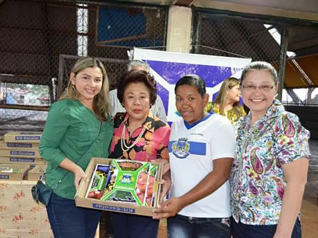 Gemed entrega kits escolares para alunos da rede municipal de ensino