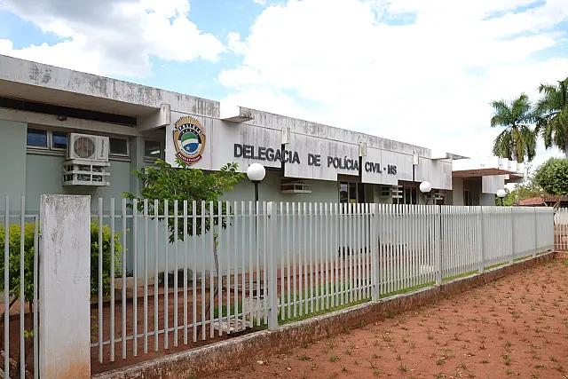 Morador encontra porção de maconha no muro e procura polícia de Aquidauana