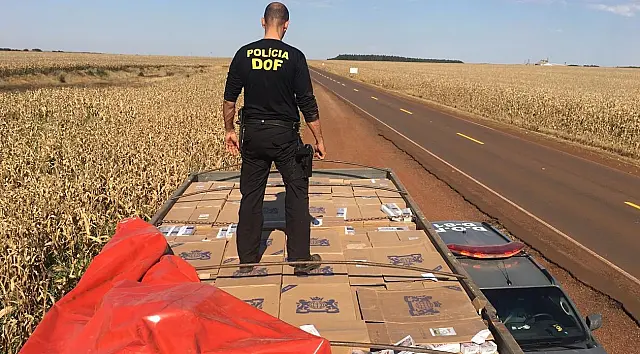 DOF apreende caminhão com 20 mil pacotes de cigarro contrabandeado