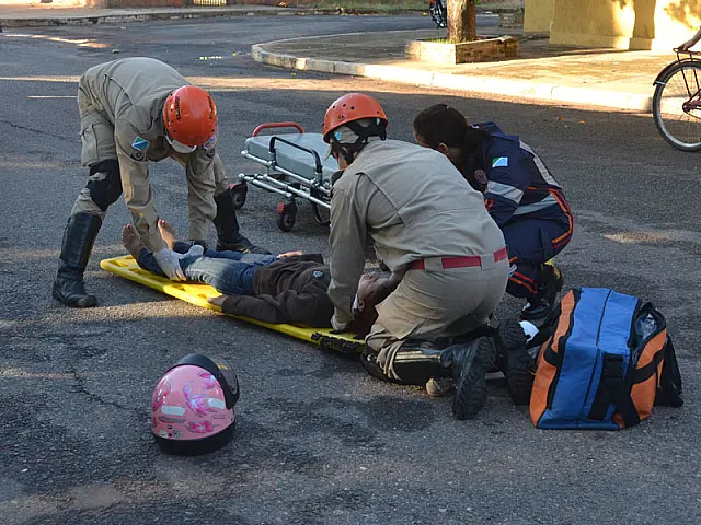 Mulher fica ferida após sofrer queda de moto no Bairro Alto