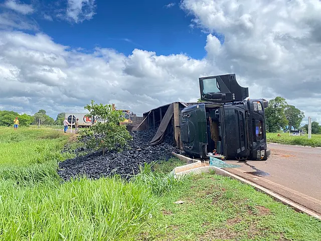 Carreta carregada de carvão tomba na BR-262, em Anastácio