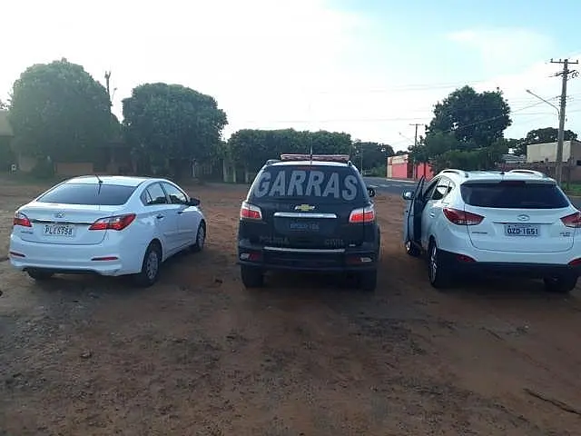 A caminho da fronteira, três são presos com carros roubados na Bahia