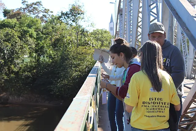 Grupo faz panfletagem na ponte velha em campanha de prevenção ao suicídio