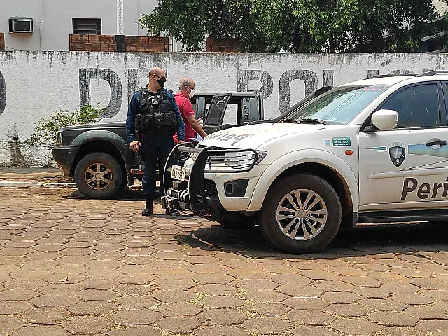 Homem é encontrado morto dentro de caminhonete na frente do batalhão da PM em Aquidauana