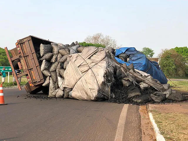 Carga de carvão tomba e cai de carreta no trevo da BR-262, em Anastácio
