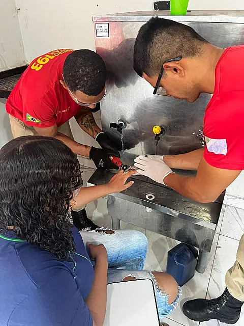 Bombeiros retiram anel preso ao dedo de adolescente em Corumbá