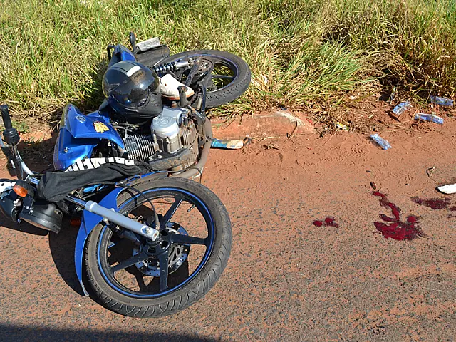 Motociclista tem fratura exposta em acidente com van