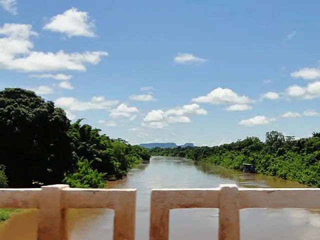 Jovem de 24 anos ameaça se jogar da Ponte Nova