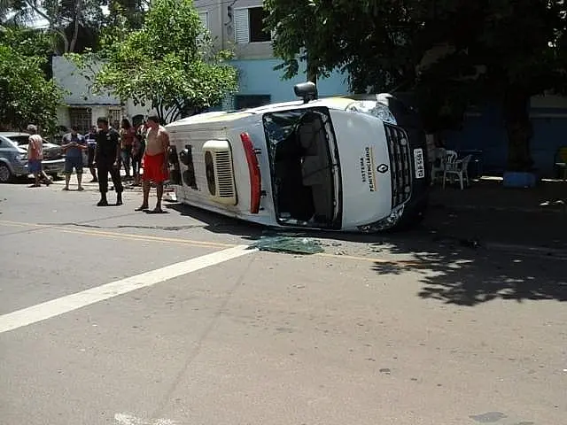 Veículo que transportava preso tombou em cruzamento