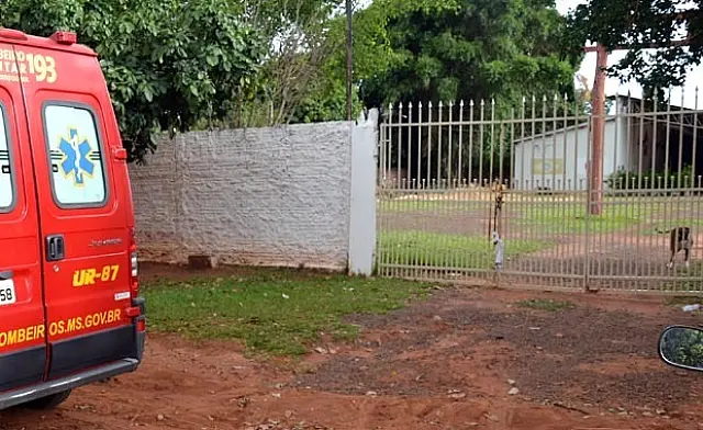 Garota sofre grave lesão ao escorregar em portão para pegar bola