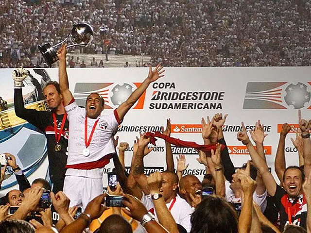 Após confusão, árbitro encerra jogo, e São Paulo conquista Sul-Americana