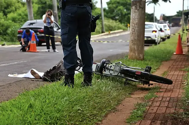 Mulher morre após pneu de bike elétrica travar e derruba-la no chão