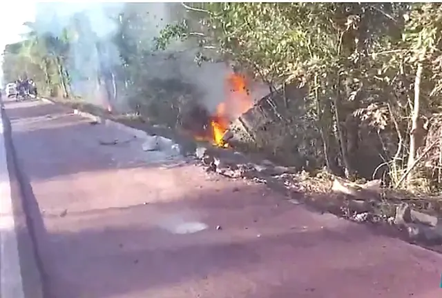 Carreta cai em barranco e pega fogo em Corumbá