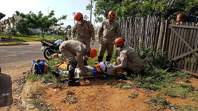 Rapaz cai de Biz ao ir para o serviço e tem moto escondida antes do socorro