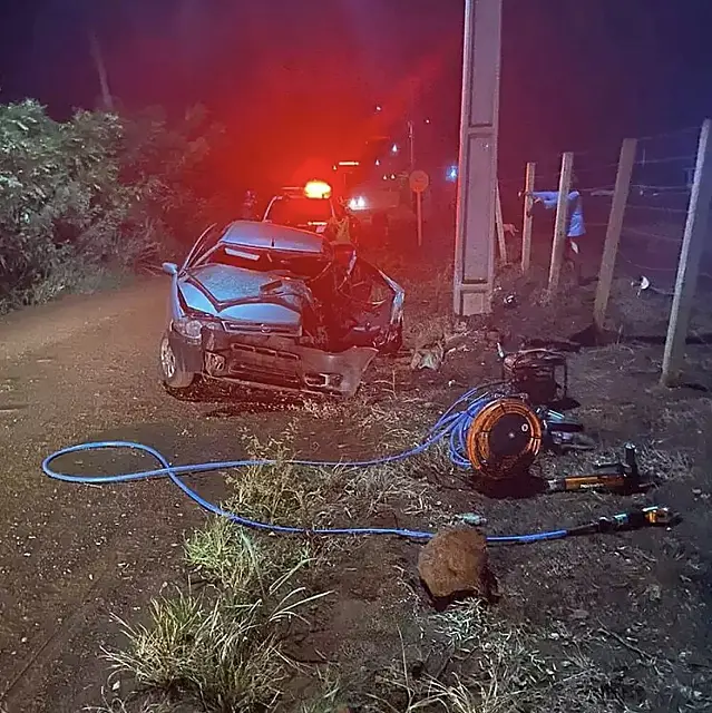 Mulheres ficam presas às ferragens em acidente envolvendo carro e poste