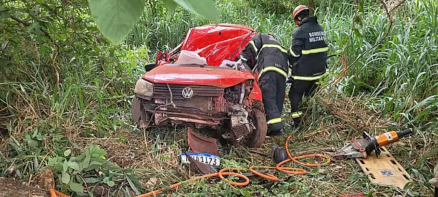 Identificado oficial da Marinha que morreu após carro colidir em árvore