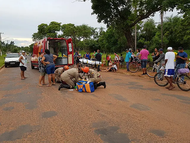 Desatenção em cruzamento causa acidente entre moto e bicicleta na Vila Pinheiro