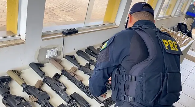 Armamento pesado com fuzis e munições são apreendidos pela PRF em Bataguassu