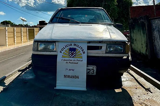 Homem rouba carro, bate em veículo e é preso
