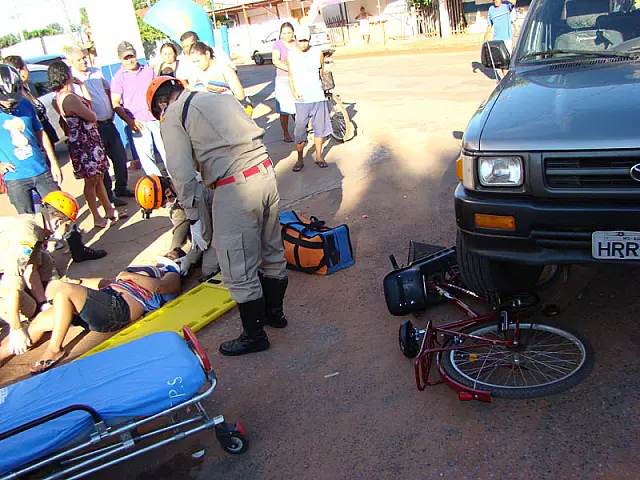 Acidente envolvendo caminhonete deixa ciclista ferida