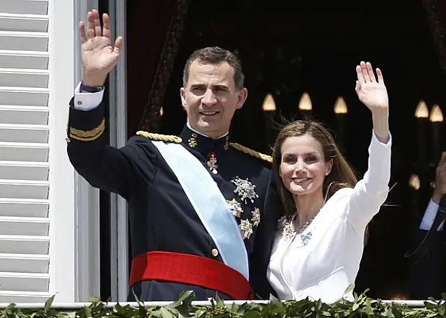 Felipe VI jura fidelidade à Constituição como novo rei da Espanha