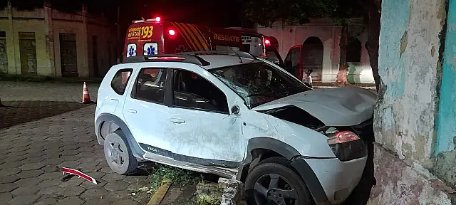 Mulher perde controle de carro, acerta ônibus e casa abandonada