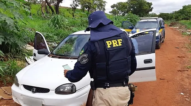 PRF prende homem no regime aberto com moto adulterada e recupera carro roubado há dois dias