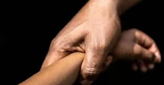 Homem é flagrado tentando abusar sexualmente criança de 2 anos