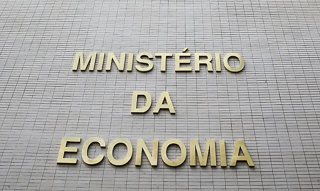 Governo bloqueia mais R$ 5,7 bi do Orçamento para cumprir teto