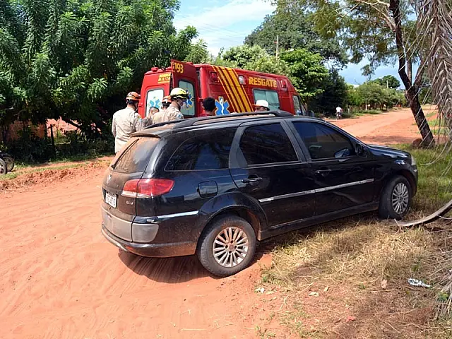 Motociclista sem CNH tem ferimentos leves ao bater na porta de carro