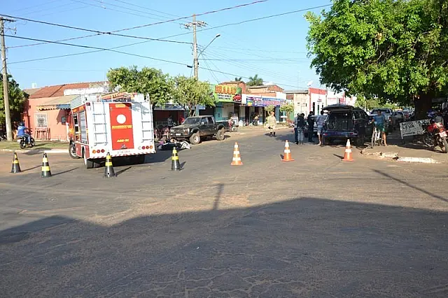 Sem CNH, motociclista invade preferencial e provoca acidente
