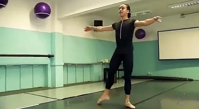 Betinho Junior conquista sonho e ganha bolsa em escola de dança
