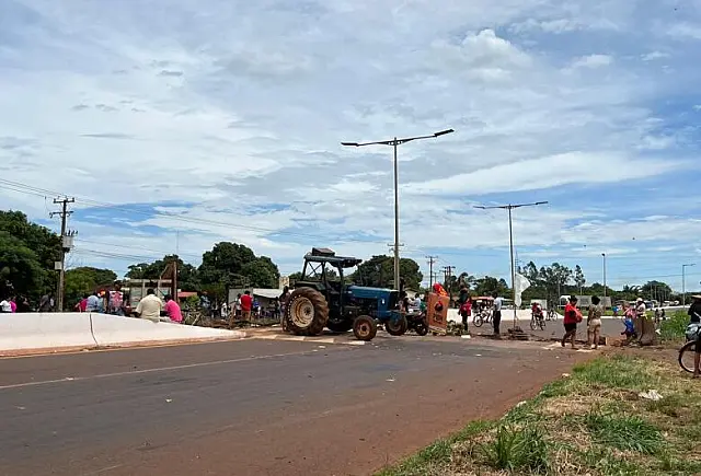 Indígenas bloqueiam rodovia por falta de água em MS