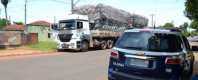 Para não ser multado, motorista divide carga de carvão