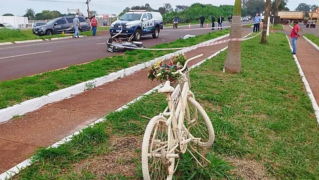 Motociclista bate em ciclista e morre em prolongamento de avenida