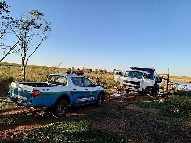 Homem que extraía areia ilegalmente de leito de córrego é multado pela PMA