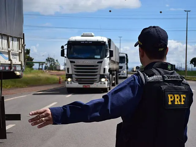 PRF apreende caminhão tanque com 300 mil maços de cigarros contrabandeados do Paraguai