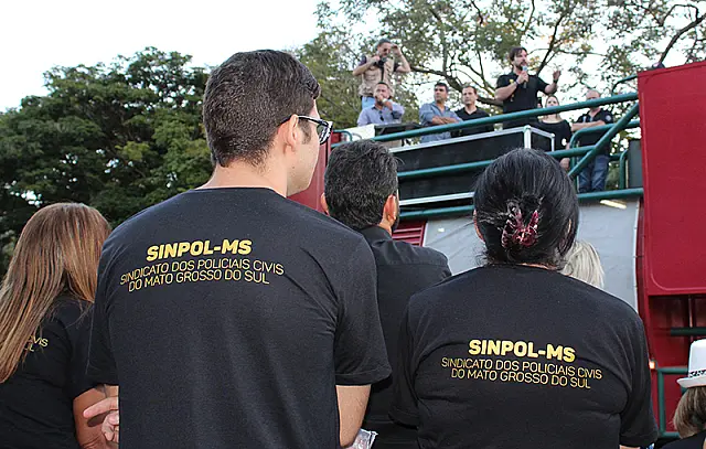 Policiais civis rejeitam proposta do governo e continuam acampados