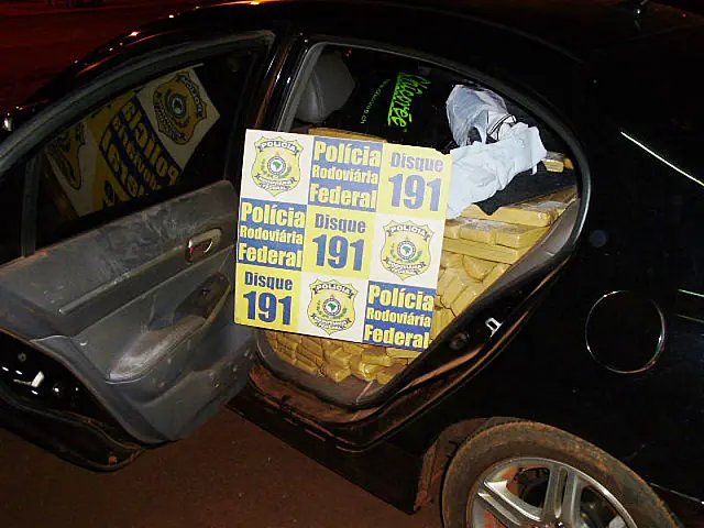 Motorista abandona carro com quase uma tonelada de maconha