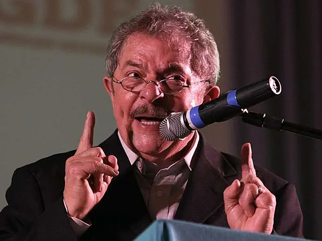 Para Lula, Dilma não vai reduzir número de ministérios do governo