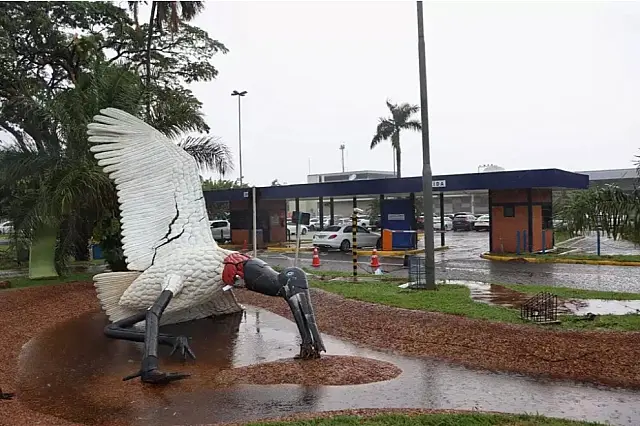 Durante temporal, escultura do tuiuiú cai no aeroporto