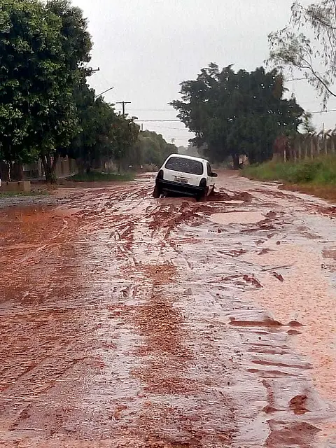 No Serraria, ruas viram rio de lama e moradores culpam equipes das obras de esgoto
