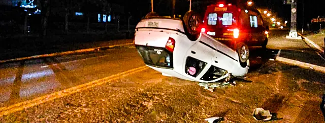 Embriagado, motorista bate em lombada eletrônica e capota carro na Avenida da Integração