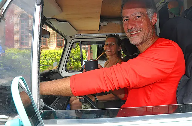 Casal de argentinos que viaja pelo Brasil em kombi com cachorra 'Branquinha' visita Aquidauana
