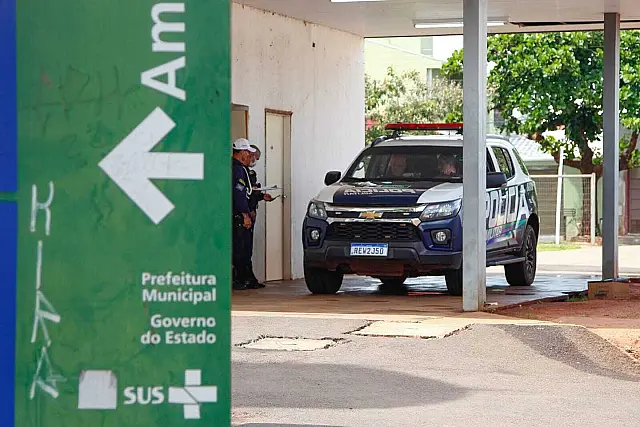 Homem sofre tentativa de execução ao sair de barbearia
