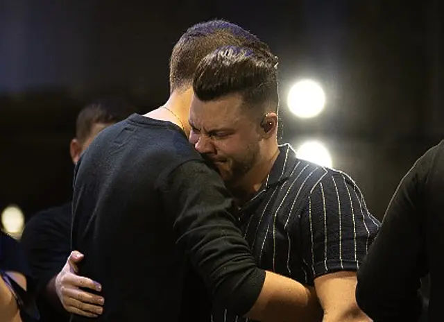 Murilo Huff chora ao ser surpreendido por irmão de Marília Mendonça em 1º show após morte