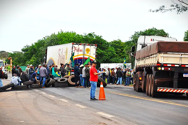 Manifestantes voltam a fechar BR-262 em Anastácio