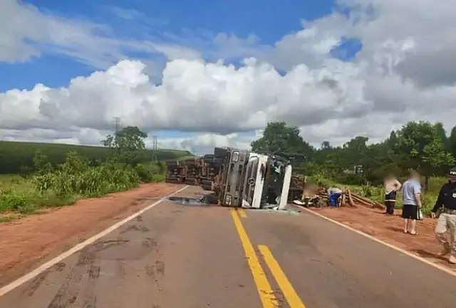 Trânsito é liberado após carreta tombar na BR-262