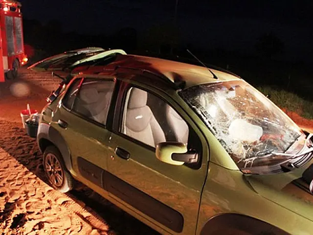 Veículo capota após pneu estourar na MS-134